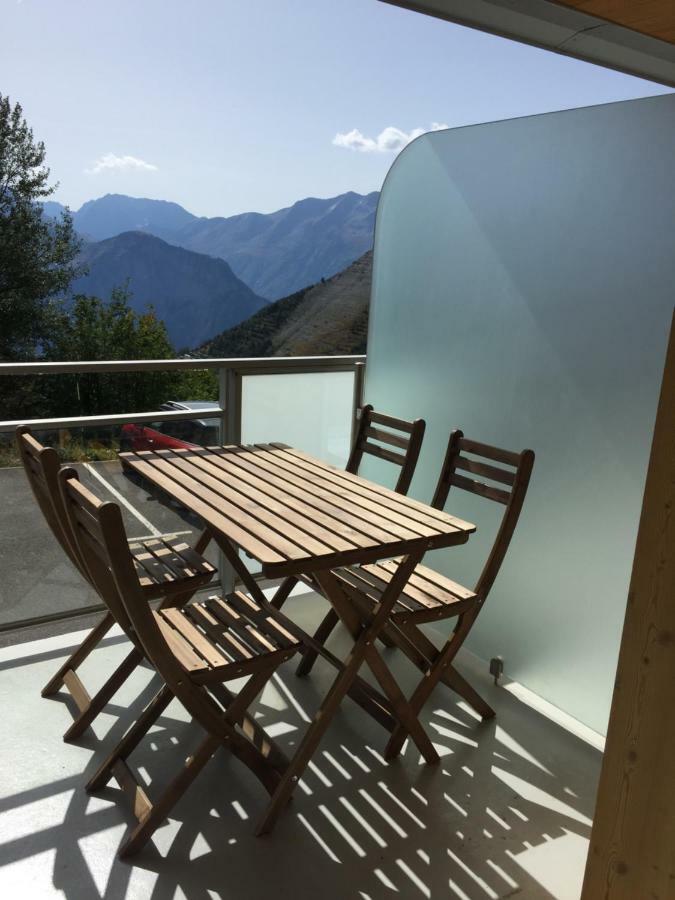 Alpe D'Huez Le Majestic 2 Skis Aux Pied Exterior foto